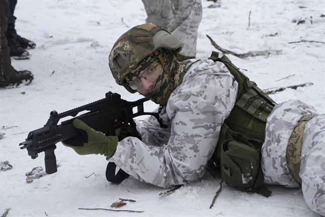 Läget är spänt i Ukraina och nu beordrar USA hem alla anhöriga till personalen på den amerikanska ambassaden. På bilden en ukrainsk soldat på övning i veckan i en park i huvudstaden Kiev.
