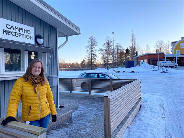 Ett givande jobb där man lär sig mycket om världen, lovar Mikaela Smedinga - vis av egna erfarenheter - den som tar sig an campingen vid Juthbacka.