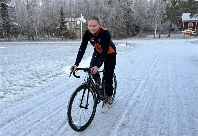 Kristinestadstjejen Erika Ingves valdes ut till juniorlandslaget på cykel. Till seniorlandslaget valdes Pjelaxkillen Axel Källberg.