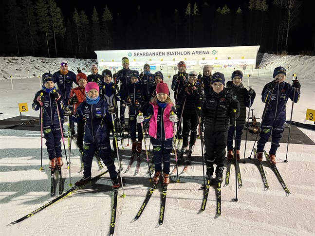Nuvarande och blivande unga skidskyttar på bild. Främre raden från vänster: Ebba Nygårds, Linnea Hertsbacka, Isah Ingberg och Cornelis Granlund. Mittersta raden från vänster: Marius Krooks, Luie Nordström, Ines Sved, Liam Gulin, Leah Ingberg, Maja Snickars och Casper Granlund. Bakre raden från vänster: Johan Yrjans, Isak Hertsbacka, Hannes Bengs, Walter Sandberg, Lea Snickars och Sandra Ingves.
