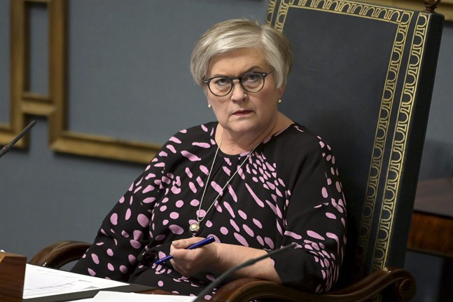 Riksdagens talman Anu Vehviläinen (C) vill att Matti Vanhanen tar över jobbet.