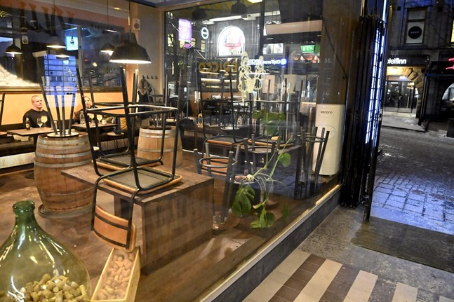 Social- och hälsovårdsministeriet har blandat sig för mycket i restaurangernas begränsningar, menar Lars Gästgivars. Bilden är från Helsingfors.