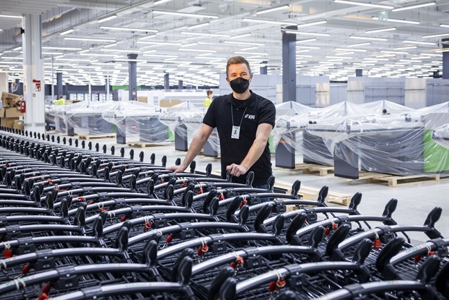 Varuhusdirektören Markku Aspfors har tusen kundvagnar att placera ut vid ingångarna.