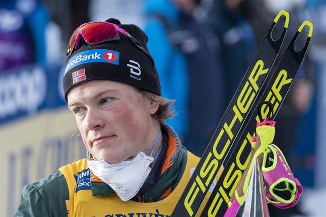 Johannes Hösflot Kläbo och de övriga norska herråkarna har satts i karantän och tvingas resa till Peking senare än tänkt.