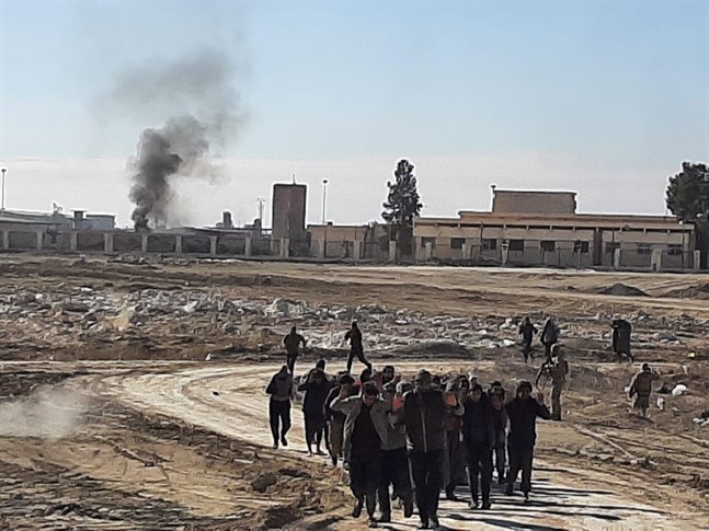 IS-medlemmar som överlämnar sig till kurdiskledda styrkor.