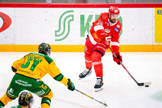 Axel Holmström axlar rollen som Sports förstacenter hemma mot Ilves i kväll. I Ilves laguppställning är det en Sportbekanting som får rollen som förstacenter.