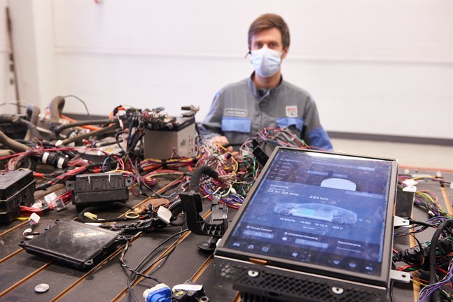 Jesse Haapala med hela den komplicerade elektroniken från en Tesla Model S som var av årsmodell 2013.