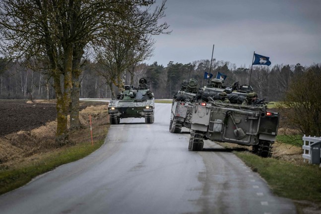 Bland annat den militära synligheten på Gotland visar på en beslutsamhet, som finns även i Finland. Den bör nu utvecklas med ett fördjupat försvarssamarbete, anser skribenterna.