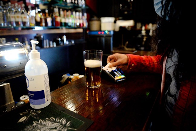 Regeringens coronaarbetsgrupp håller ett möte på torsdag kväll för att diskutera en eventuell ändring i de rådande restaurangbegränsningarna, skriver Helsingin Sanomat.