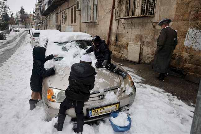Barnen i Jerusalem hjälper till med snöarbetet.