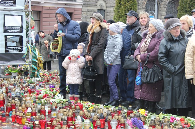 Lviv i västra Ukraina i mars 2014. Liten flicka i rosa jacka betraktar tillsammans med sina föräldrar havet av ljus som tänts till minne av dem som dött under prostesterna på Majdantorget i Kiev. Nu är läget i Ukraina igen spänt, men av andra orsaker än 2014.