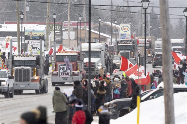 En lastbilskonvoj med förare som protesterar mot vaccinkrav kör genom samhället Kakabeka Falls i Ontarioprovinsen i Kanada. Arkivbild
