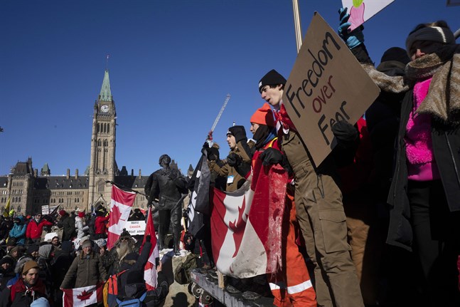 Demonstranter i den kanadensiska huvudstaden Ottawa protesterar mot landets coronarestriktioner.