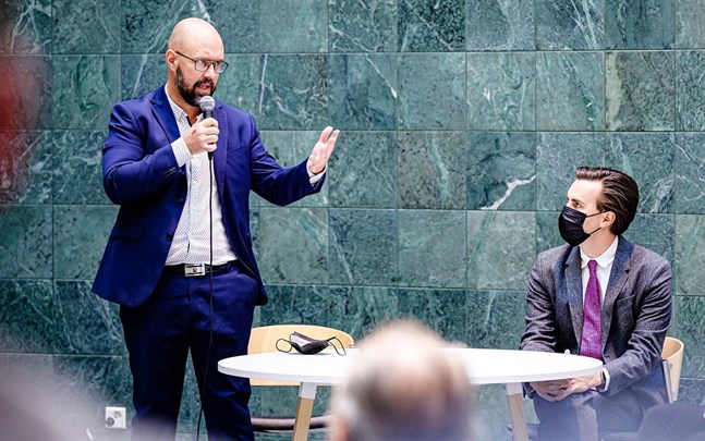 De båda SDP-riksdagsledamöterna från Vasa, Kim Berg och Matias Mäkynen, hör till dem som inte ännu gett besked om Nato, tydligen i väntan på beslutet från SDP:s partifullmäktige på lördag.