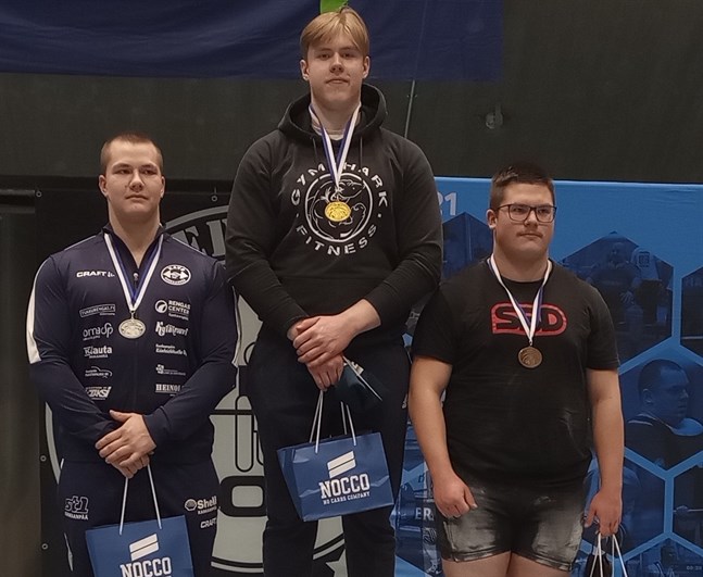 Guld, silver och brons. Samuel Svartsjö från Nykarleby Kraftkubb pressade guld i klassen under 105 kilo. Markus Maja (till vänster) blev andra och Miska Dufva trea.