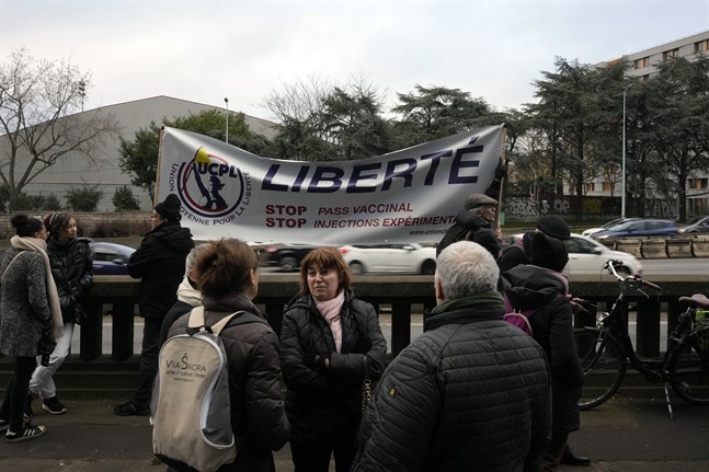 Det nya kravet på vaccinpass anses ha sänkt smittosiffrorna – men har också utlöst demonstrationer, som här vid läkemedelsjätten Pfizers högkvarter i Paris den gångna helgen.