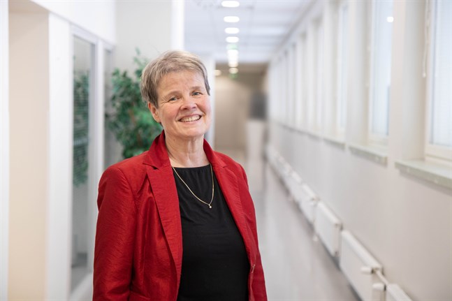 Eva Matintupa, prefekt vid Novia, är glad för att så många vill studera till sjukskötare på engelska men är orolig för de svenska grupperna. Novia har tiotals lediga studieplatser i Vasa och Åbo.