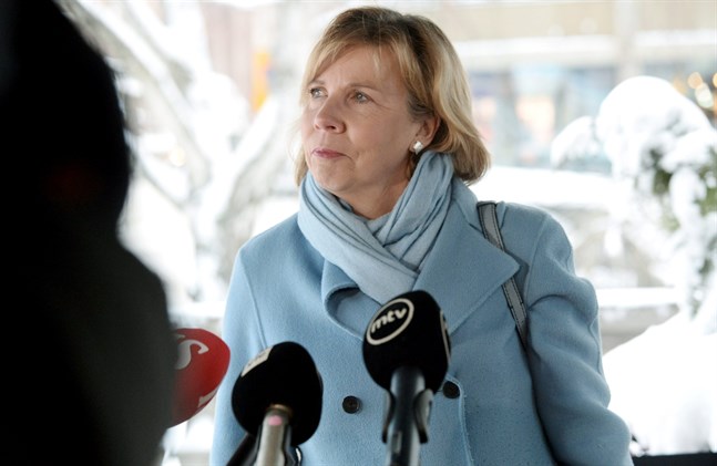 Justitieminister Anna-Maja Henriksson säger att målsättningen är att slopa alla restriktioner från och med den 1 mars.