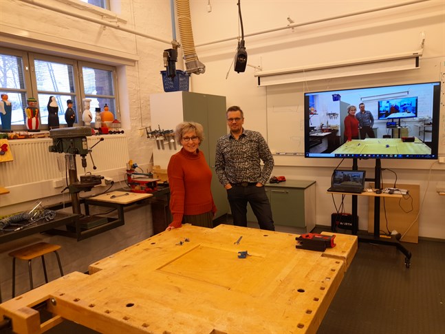 Mia Porko-Hudd är professor i slöjdvetenskap och Juha Hartvik är universitetslärare inom pedagogisk slöjdvetenskap vid Åbo Akademi.