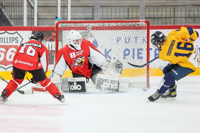 Lukkos Aliisa Toivonen smäller in lagets 2–3-mål bakom Melisa Mörönen med nio minuter kvar av tredje perioden. Det kom också att bli segermålet.
