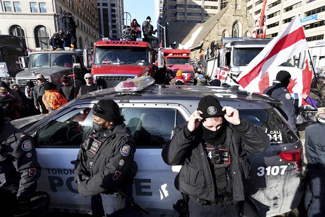 Lastbilar i centrala Ottawa blockeras av polis. Bild från i lördags.