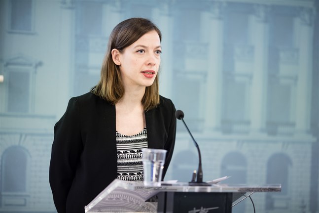 Undervisningsminister Li Andersson deltar i presskonferensen.