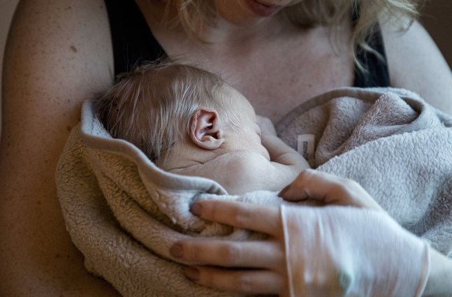 Kvinnor som vaccinerats mot covid-19 under graviditeten verkar föra över antikroppar mot viruset till sina barn. Antikropparna finns kvar upp till sex månader, enligt en liten studie.