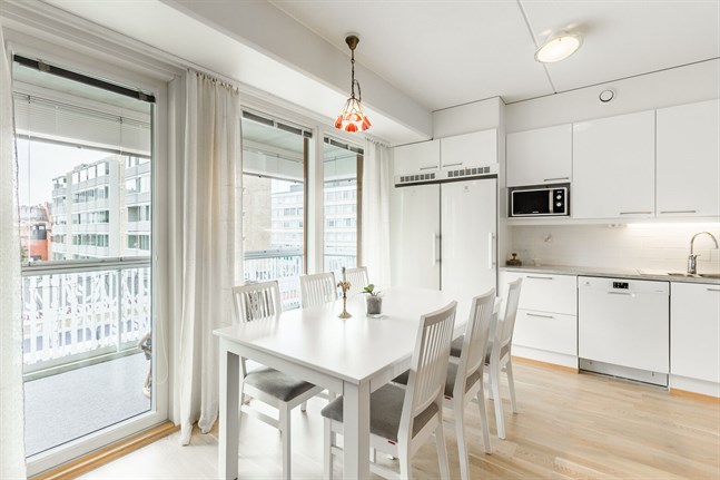 Bostadshandeln saktar in, skriver OP.