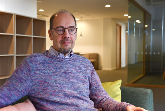 Kristian Wahlbeck, utvecklingsdirektör för föreningen Mieli Psykisk hälsa Finland, hoppas att de som mår dåligt ska få vård snabbare i framtiden.