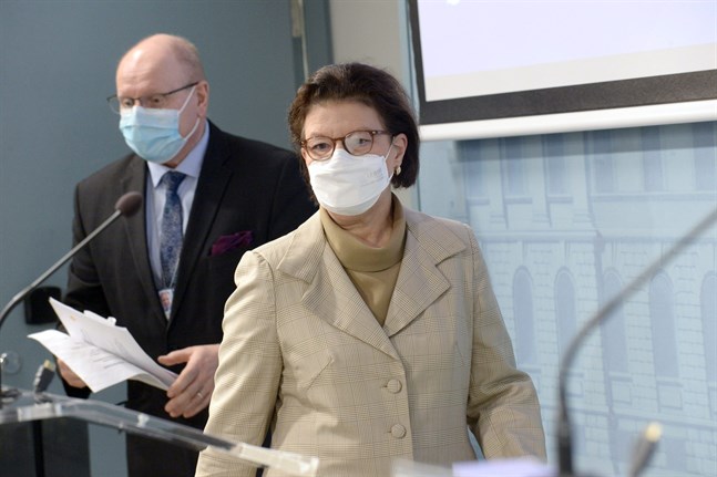 Strategichef Liisa-Maria Voipio-Pulkki från Social- och hälsovårdsministeriet(till höger) och avdelningschef Juha Sarkio från Finansministeriet deltog i torsdagens presskonferens om coronaläget.