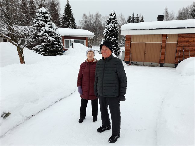 Gudrun och Bengt Berg bor på Radiovägen i Jakobstad.
– Sedan vi flyttade hit 1964 har vi inte varit med om något liknande.