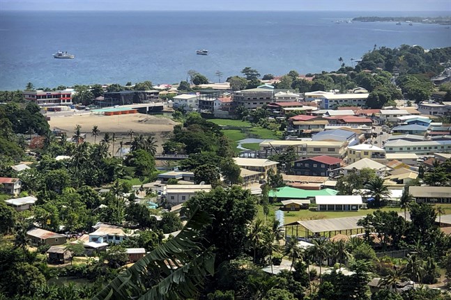 Myndigheterna tror att ungefär varannan invånare i Salomonöarnas huvudstad Honiara är covidsmittad.