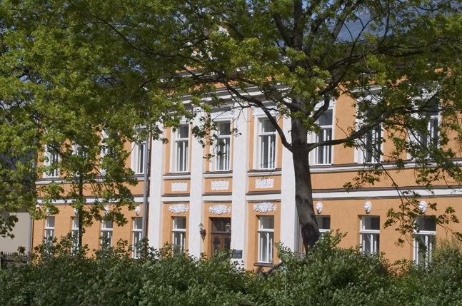 Domvillan, byggd mellan åren 1829 och 1831, donerades till Stiftelsen för Åbo Akademi år 1923 av Ellen och Magnus Dahlström.