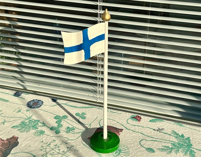 Christian Nylund i Vasa har ställt fram Finlands flagga till OS-medaljens ära.