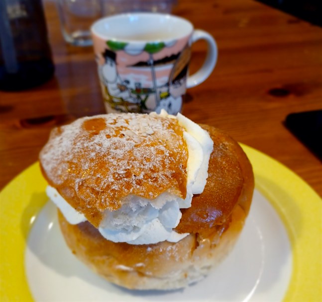 Marika Wargh firar med kaffe och en semla.