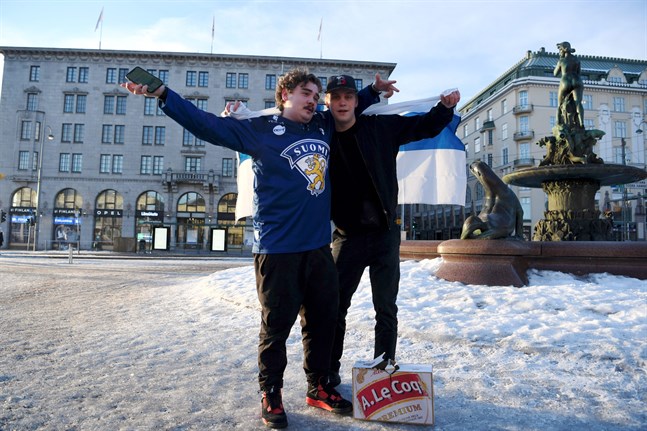 I Helsingfors begav sig folk ut på stan direkt på morgonen för att fira OS-guldet som herrlejonen kämpade sig till.