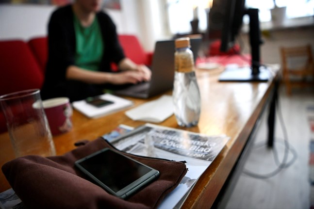 I torsdags uppgav Social- och hälsovårdsministeriet och Institutet för hälsa och välfärd att den nationella rekommendationen om distansjobb upphör den sista februari. Efter det är det upp till arbetsgivarna att avgöra vilken modell som är mest hälsosäker för den egna arbetsplatsen.