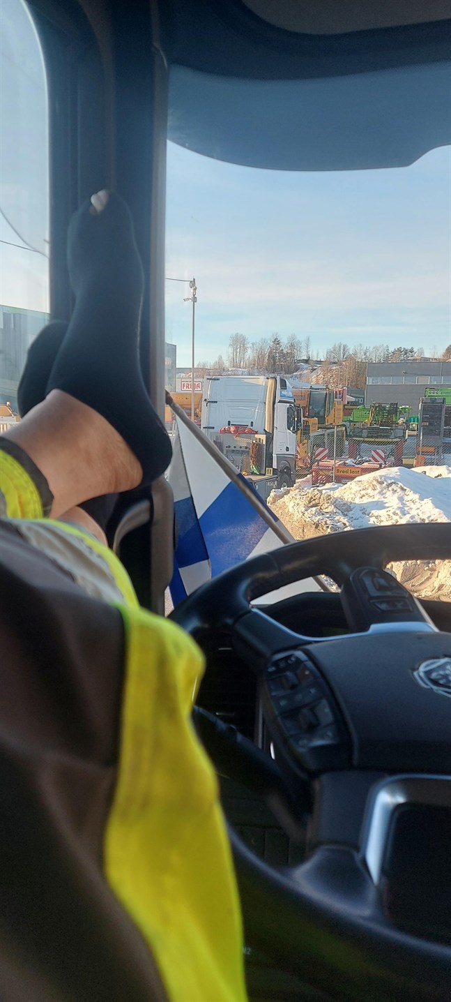 Mats Holmlund från Närpes firar i jobbets tecken. Han lossar fisk norr om Oslo och har följt hela matchen medan han körde. På måndag får han ledigt och då firar han nog med nån öl på båten, hälsar han.