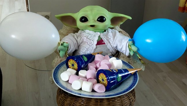 Baby Yoda, Magnus och Susanne i Korsholm firar OS-guldet med godsaker.