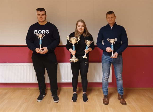 Premierade lyftare i Jakobstads Kraftsportare: Daniel Holmstedt, Nina Heikkinen och Anders Enkvist. På bilden saknas Emmeth Salo och Jenny Björkström.