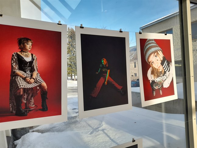 Eleverna har själva fått bestämma hur de ska fotograferas.
Från vänster: Wilma Finnäs, Malin Söderbacka och Astri Ödahl Fröjdö.