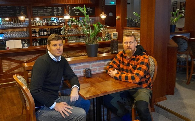 Enligt Jonas Emet, vd på Stadshotellet, och köksmästare Kimmo Koivisto behöver man förnya sig för att hänga med i trenderna.