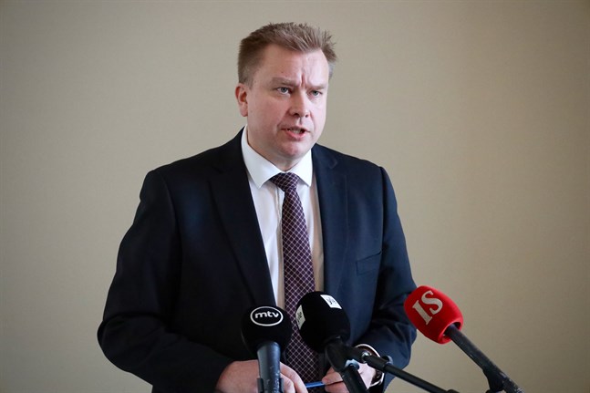 Försvarsminister Antti Kaikkonen (C) har tidigare konstaterat att regeringen varit tvungen att omvärdera sin syn på leveranser av försvarsmateriel till konfliktdrabbade länder.