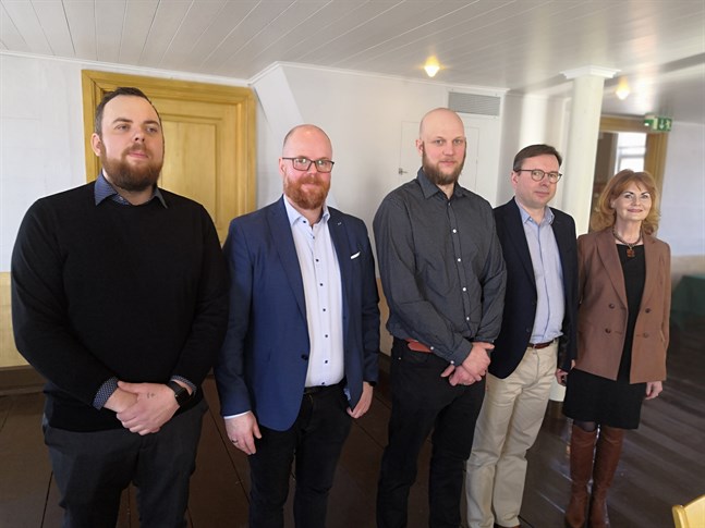 Från vänster Jonathan Hast, Petur Petursson, Anders Granfors, Ragnar Sverrisson och Islands ambassadör Elin Flygenring. Hast och Granfors äger Meitmeal medan Petursson och Sverrisson representerar isländska HPP Solutions.