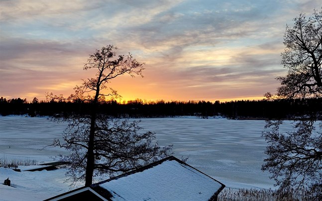 24 februari förändrades vår värld. I Sydösterbotten ger solnedgången färg åt himlen, i Ukraina lyser himlen i krigets färger.