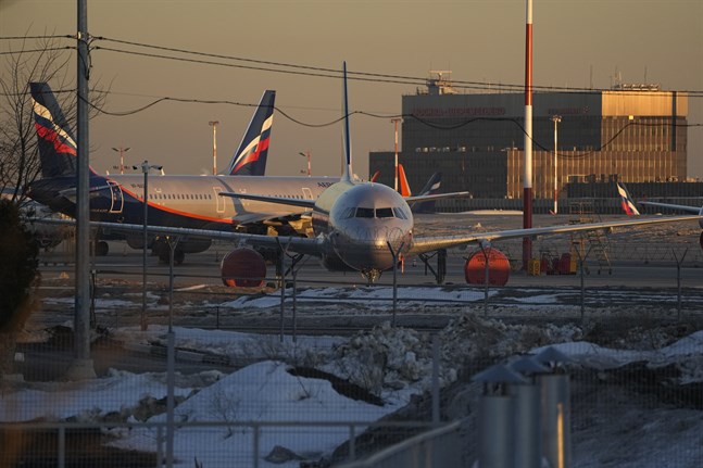 Flygplan tillhörande Aeroflot på Moskvas flygplats. Bolaget har stoppat flygningar till flera nordamerikanska destinationer då Kanada stängt av sitt luftrum för Ryssland.
