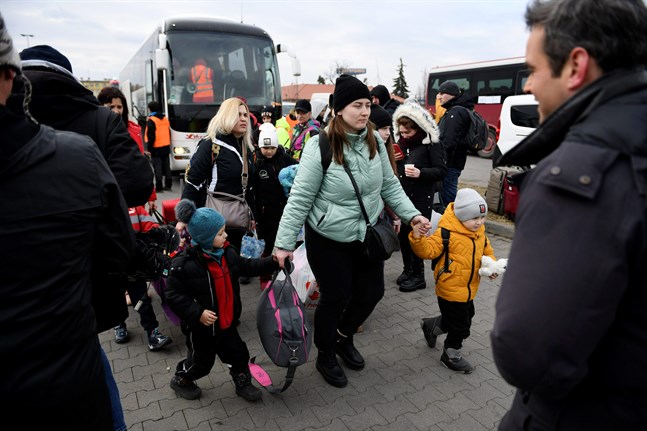 Österbotten förbereder sig för att ta emot flyktingar från Ukraina. Här anländer människor med buss till en tillfällig flyktingmottagning i Przemysl i östra Polen.