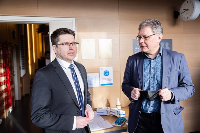 Patrick Ragnäs (till höger) fungerade som mötesordförande fram till att Mikko Ollikainen valdes till fullmäktigeordförande.
