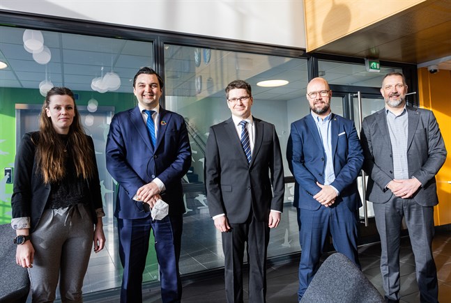 Tre riksdagsledamöter ingår i presidiet. Ordförande Mikko Ollikainen flankeras av Johanna Borg, Joakim Strand, Kim Berg och Marko Heinolnen.