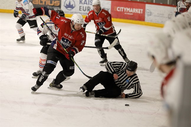 Tobias Åkerman (21) är klar för en fjärde säsong med Muik Hockey. Här undviker han galant domaren i sin jakt på pucken i ett möte med HC Giants under förra säsongen.